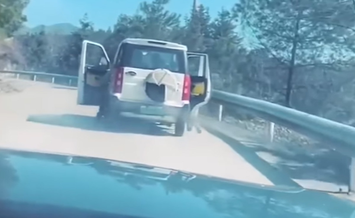 पैडल मार कर चलाई जा रही है चार चक्का कार, लगाया ऐसा जुगाड़ देख हंसी नहीं रोक पा रहे लोग