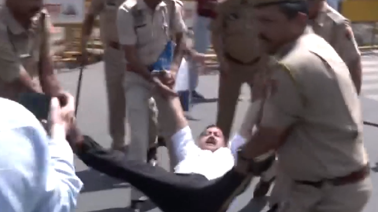 दिल्ली की सड़कों पर AAP के समर्थकों ने जमकर किया हंगामा