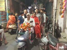 Lok Sabha 2024: देर रात स्कूटर पर पत्नी को बैठाकर मंदिर पहुंचे केंद्रीय मंत्री शेखावत, भजन मंडली संग गाए होली गीत, वायरल ही रही फोटो Lok Sabha 2024: देर रात स्कूटर पर पत्नी को बैठाकर मंदिर पहुंचे केंद्रीय मंत्री शेखावत, भजन मंडली संग गाए होली गीत, वायरल ही रही फोटो