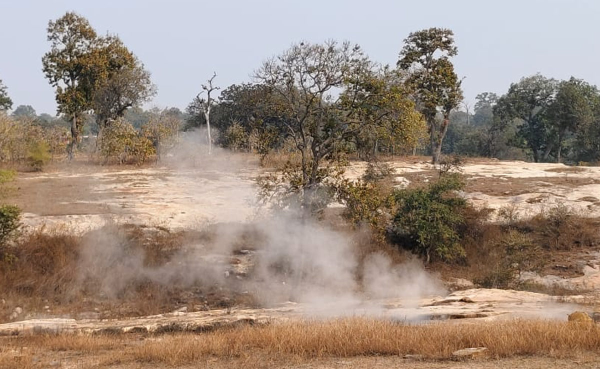 ये आग कब बुझेगी? चिरमिरी में जमीन के नीचे धधक रही कोयले की खदान, जहरीले धुएं के बीच जीने को मजबूर लोग