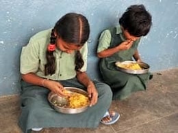 महाराष्ट्र के सांगली में अभिभावक का दावा, 'मध्याह्न भोजन के पैकेट में मरा हुआ सांप मिला'