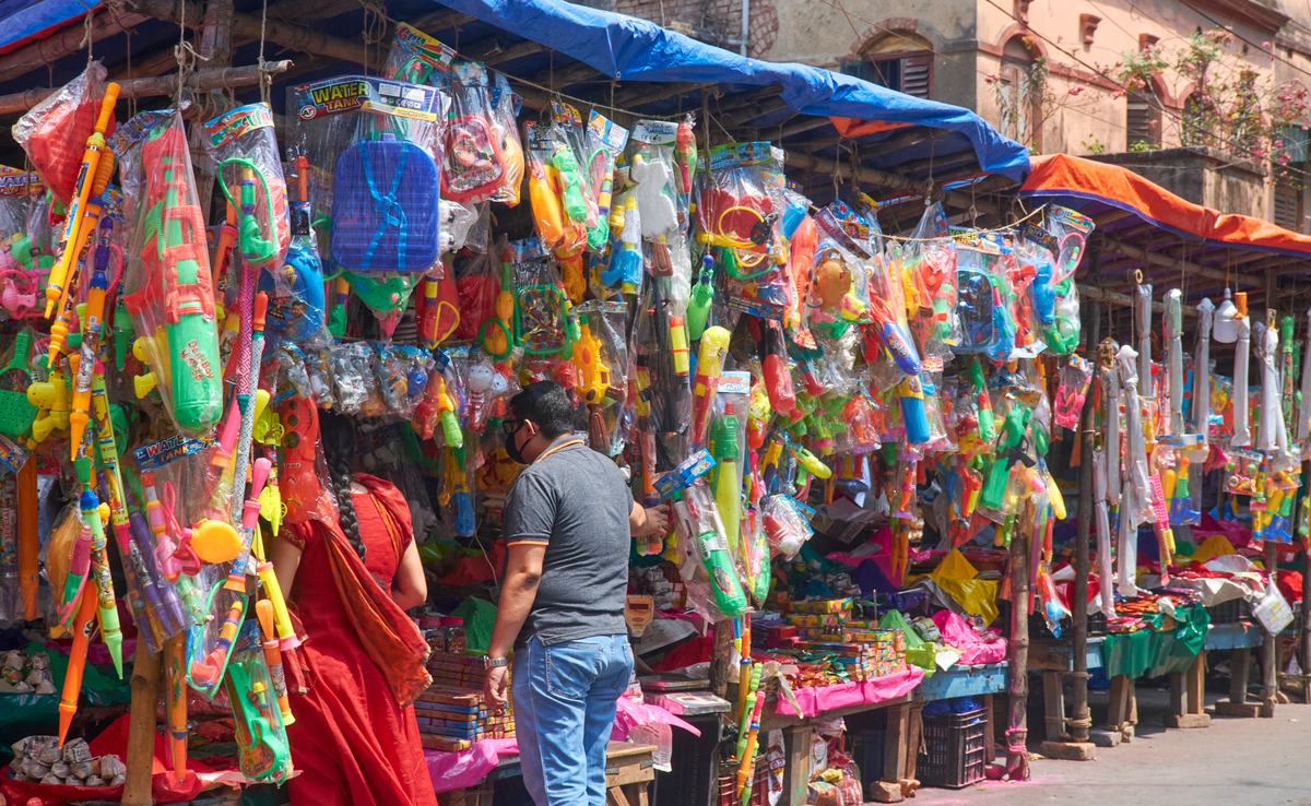 होली पर चलेंगे इस बार बेलन-हथौड़ा, बाजार में आईं यह यूनिक पिचकारी, दाम जान हो जाएंगे हैरान
