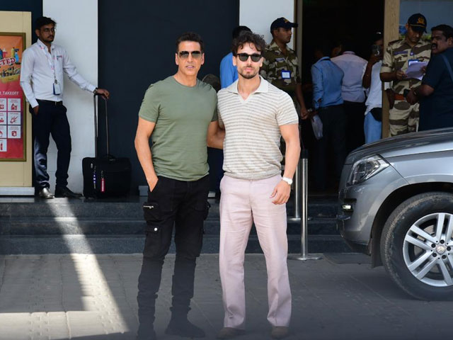 "<i>Kya Baat Hai</i>," Say Paparazzi As Akshay-Tiger Pose Together