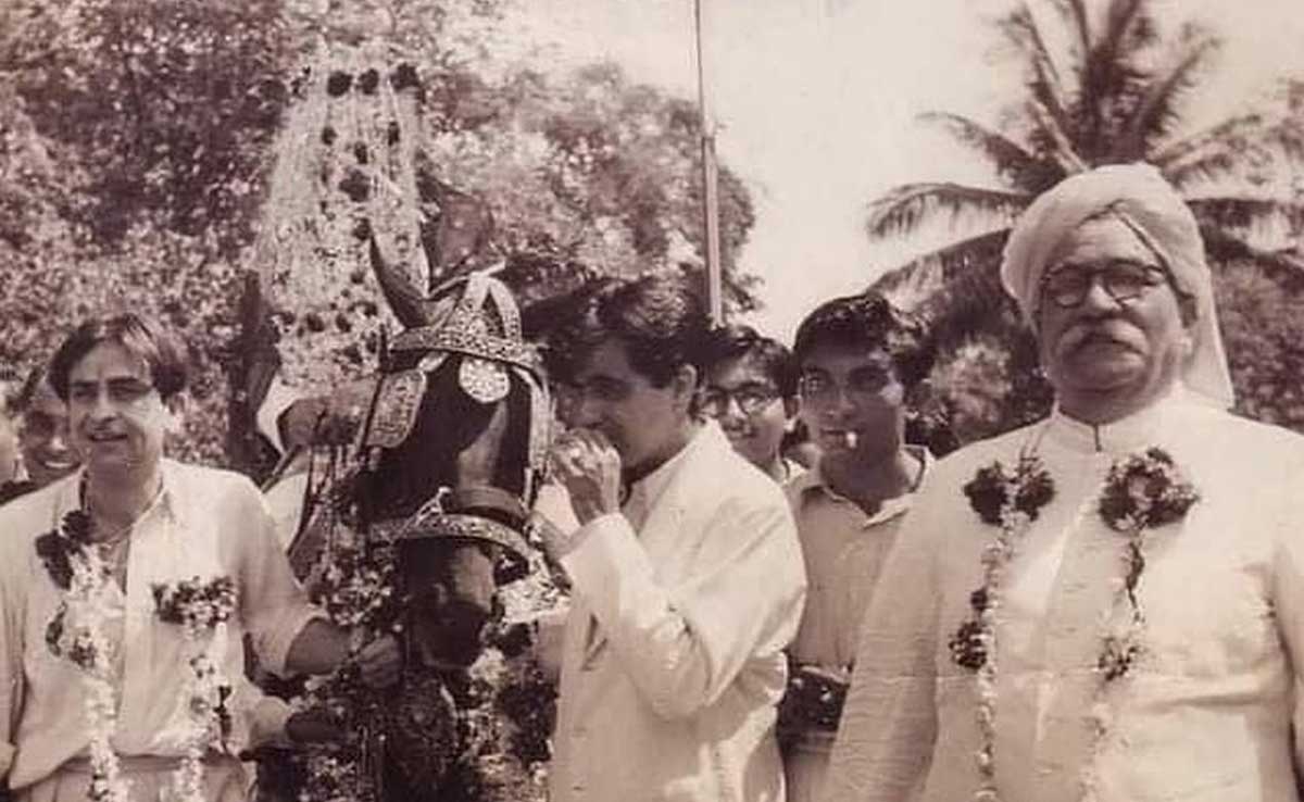 बारात की ऐसी फोटो पहले नहीं देखी होगी, घोड़ी के आगे खड़े हैं राज कपूर और दिलीप कुमार, जानते हैं कौन बना है दूल्हा?