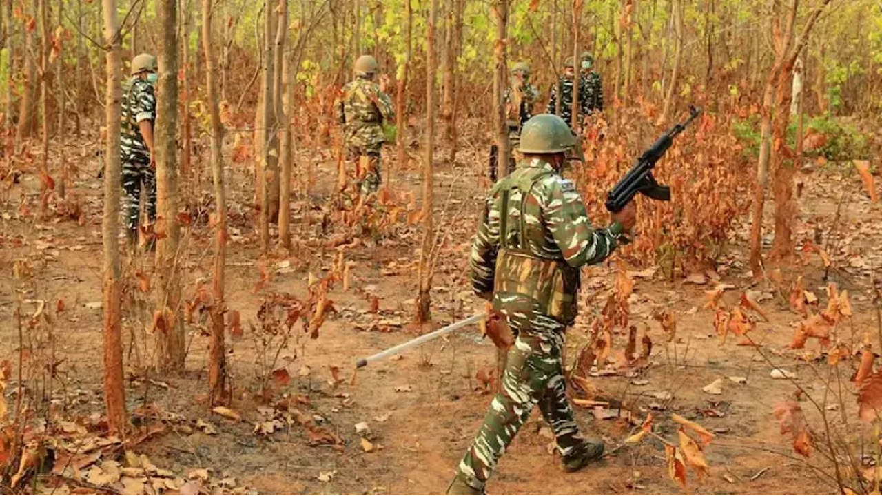 Bijapur Naxal Attack: जवानों और नक्सलियों के बीच मुठभेड़ में महिला को लगी गोली