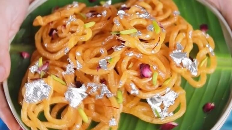 Dussehra 2025: दशहरा पर 99% भारतीय घरों में बनती हैं ये पारंपरिक मिठाइयां, लास्ट वाली सबसे ज्यादा रसीली | Recipes