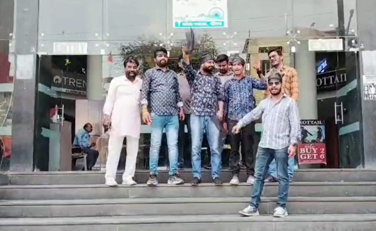 Swatantrya Veer Savarkar: सिनेमा हॉल में नहीं दिखाई गई फिल्म तो भाजपा युवा मोर्चा ने किया प्रदर्शन