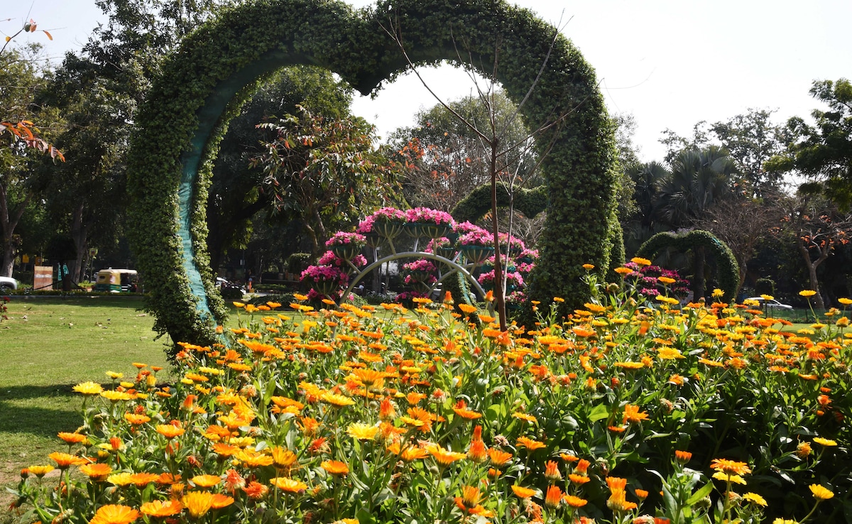 A giant green heart backdropped by beautiful flowers make for an ideal selfie spot. A giant green heart backdropped by beautiful flowers make for an ideal selfie spot.