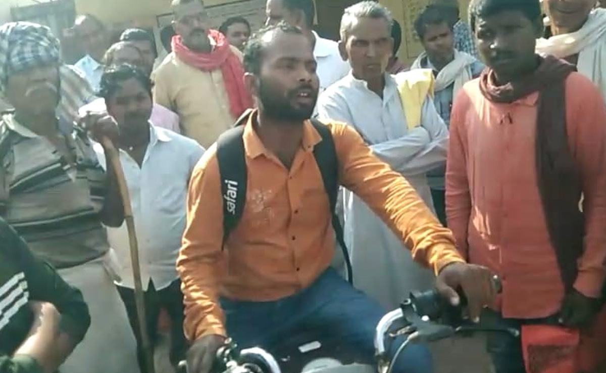 Chhattisgarh News: देखिए ऐसे पटवारी को जो खुलेआम शराब पीकर आता है ऑफिस! Video Viral होने के बाद निकली हेकड़ी