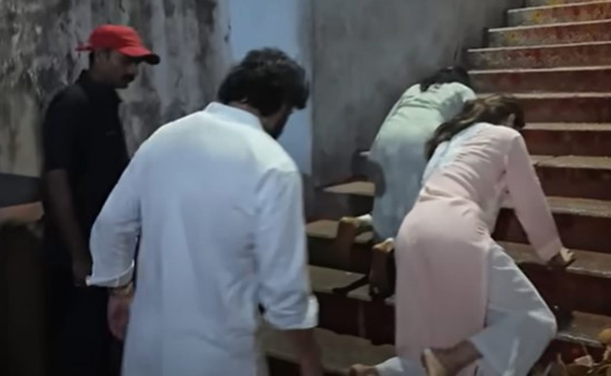 Video: घुटनों के बल तिरुपति मंदिर की सीढ़ियां चढ़ती दिखीं जान्हवी कपूर, शिखर पहाड़िया भी थे साथ