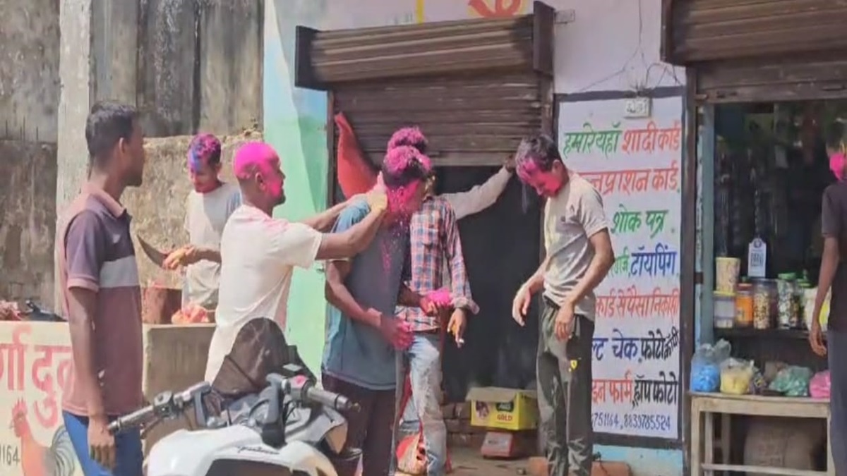 Holi 2024: इस गांव में पंचांग के अनुसार नहीं मनाते होली, 5 दिन पहले ही खेल लेते हैं रंग-गुलाल