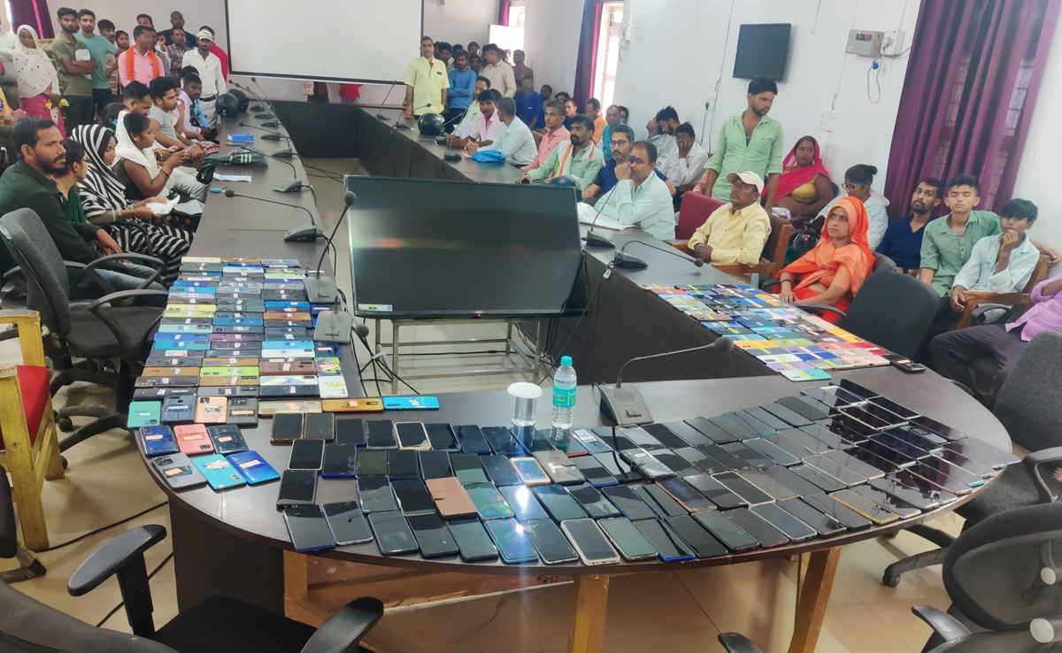 Sidhi Police: 37 लाख की कीमत के 251 Mobile Phones किए गए वापस, लोगों के चेहरे पर दिखी मुस्कान