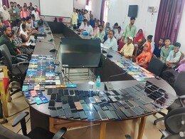 Sidhi Police: 37 लाख की कीमत के 251 Mobile Phones किए गए वापस, लोगों के चेहरे पर दिखी मुस्कान Sidhi Police: 37 लाख की कीमत के 251 Mobile Phones किए गए वापस, लोगों के चेहरे पर दिखी मुस्कान
