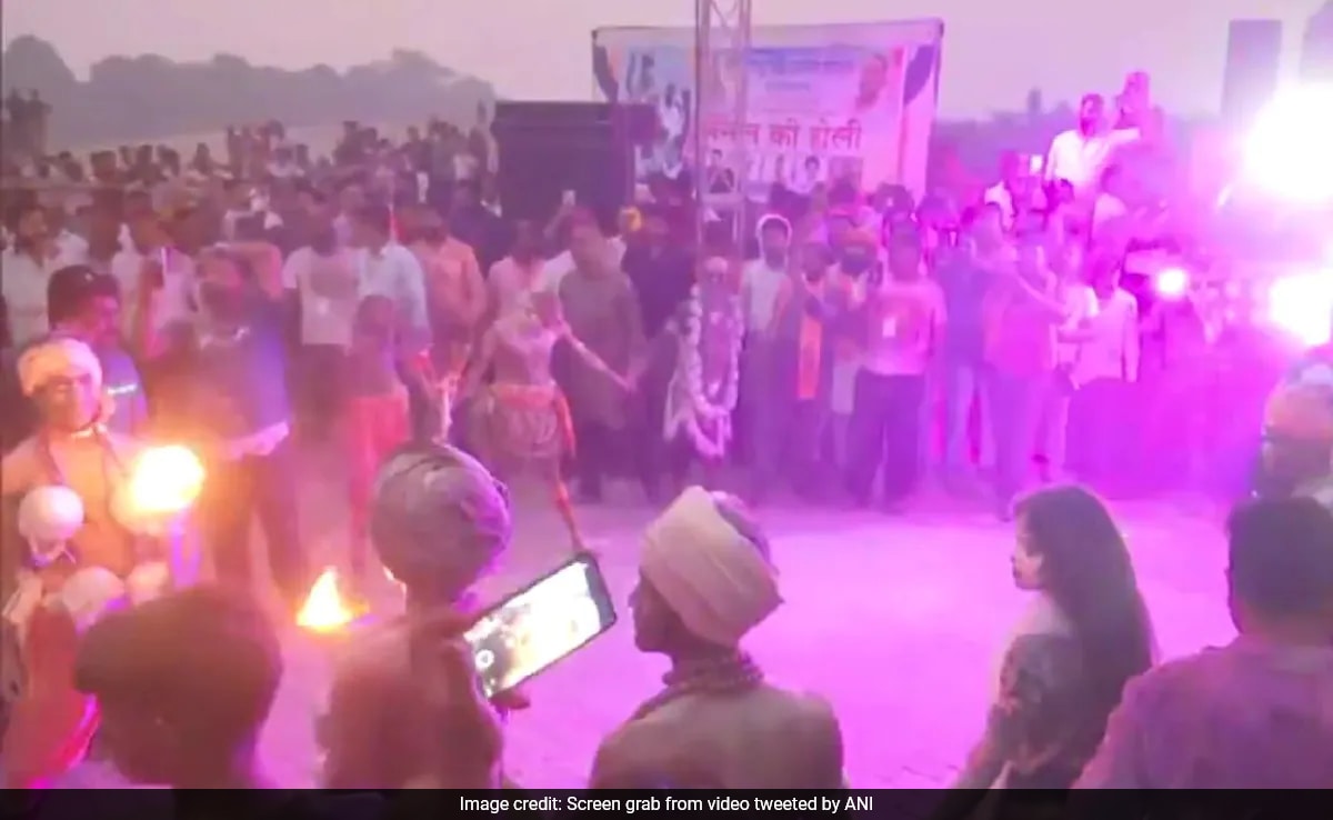 Famous 'Masaan' Holi Celebrated In UP's Gorakhpur, MP Ravi Kishan Attends