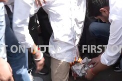 अनंत हेगड़े के संविधान बदलने के बयान पर NSUI का सड़क पर बवाल! अनंत हेगड़े के संविधान बदलने के बयान पर NSUI का सड़क पर बवाल!