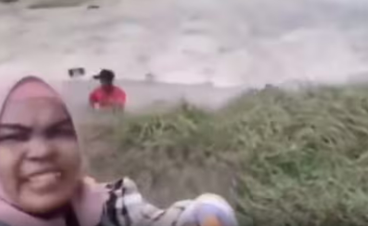 सुनामी के बीच सेल्फी ले रही थी महिला, बड़ी लहर उठी और फिर...