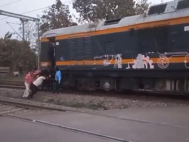 Watch: Railway Workers Push Train After It Breaks Down In UP's Amethi
