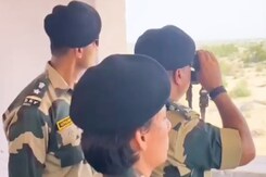 जैसलमेर पहुंचे BSF के DG नितिन अग्रवाल, सीमा सुरक्षा का लिया जायजा जैसलमेर पहुंचे BSF के DG नितिन अग्रवाल, सीमा सुरक्षा का लिया जायजा