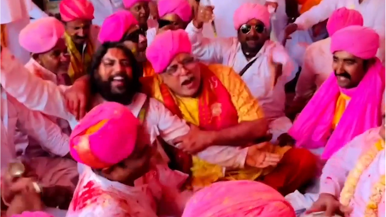 Holi celebration in Rajasthan: संगीत की धुन, रंगों की बारिश क्यों खास है जैसलमेर की होली?