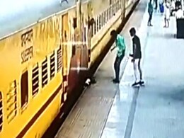 Watch: चलती ट्रेन में चढ़ते समय फिसला पैर, ट्रैक और प्लेटफॉर्म के बीच गिरी युवती, देखें वीडियो Watch: चलती ट्रेन में चढ़ते समय फिसला पैर, ट्रैक और प्लेटफॉर्म के बीच गिरी युवती, देखें वीडियो