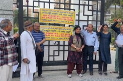 "No Registry, No Vote": Noida, Greater Noida Residents' Property Rights Protest Ahead Of Polls "No Registry, No Vote": Noida, Greater Noida Residents' Property Rights Protest Ahead Of Polls