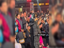 VIDEO: एटली ने बेस्ट डायरेक्टर का अवार्ड मिलने पर छुए शाहरुख खान के पैर, किंग खान के गले लगकर हुए इमोशनल VIDEO: एटली ने बेस्ट डायरेक्टर का अवार्ड मिलने पर छुए शाहरुख खान के पैर, किंग खान के गले लगकर हुए इमोशनल
