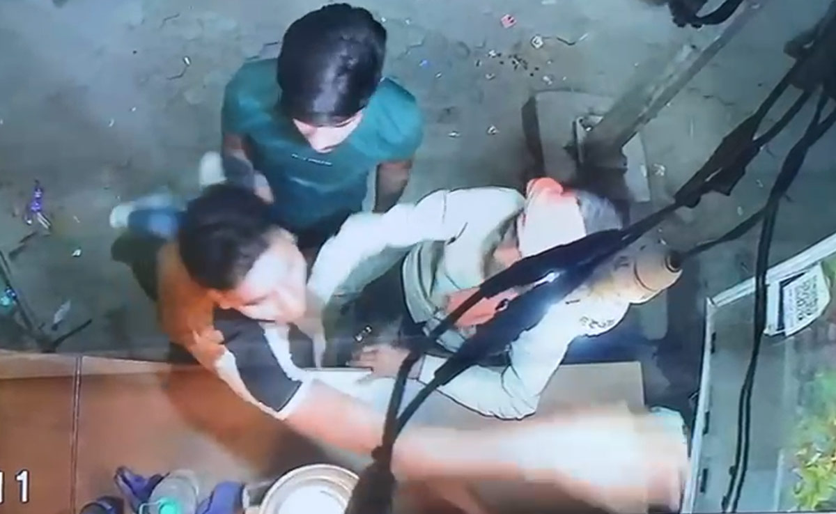 Video : मथुरा में दुकानदार ने उधार के पैसे मांगे वापस तो युवक ने की तोड़फोड़