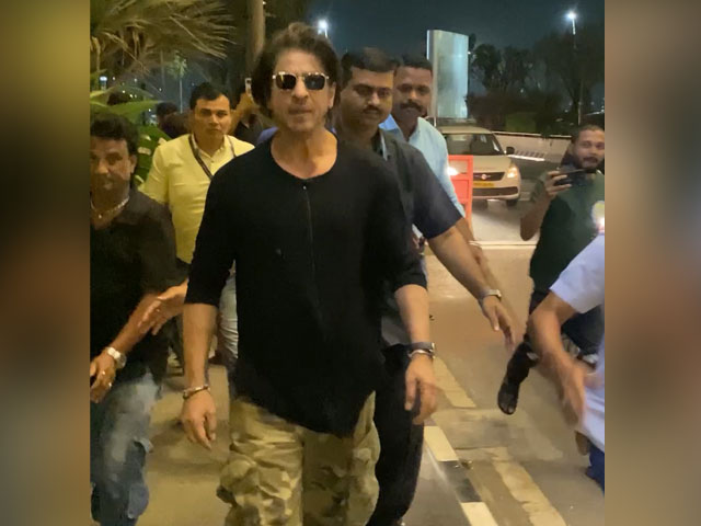 Shah Rukh Khan Spotted At The Airport, Fans Chant "We Love You"