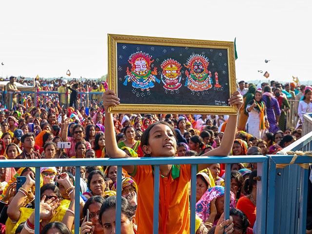 PM Modi Receives Special Gift From Little Girl In Mamata Banerjee's Bengal