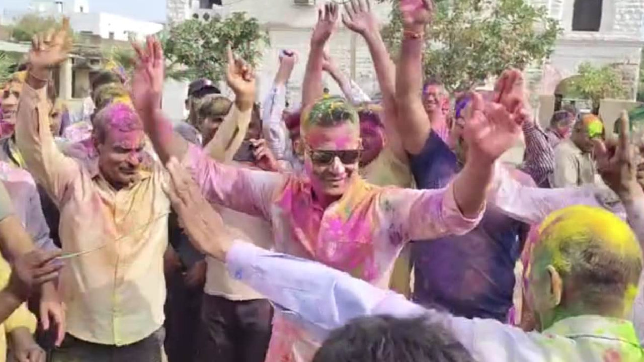 Rajasthan Police Holi: एक दिन बाद पुलिसकर्मियों की होली, DJ पर थिरके जवान