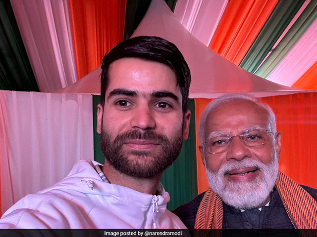 PM Modi shared a selfie with a fan:  PM मोदी ने श्रीनगर के एक युवक की डिमांड पूरी की