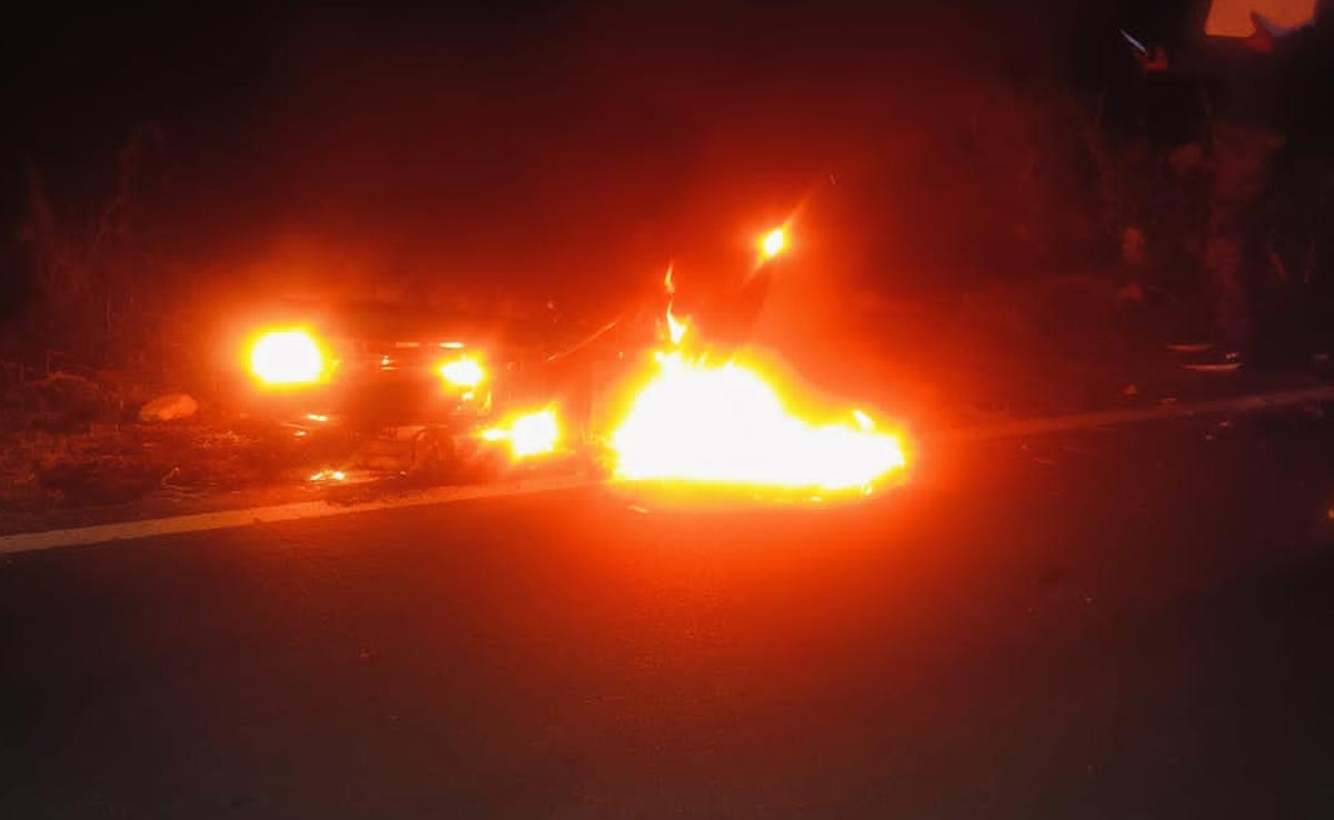 Accident News: भीषण टक्कर के बाद आग के गोले में तब्दील हुई बाइक, चार लोगों की दर्दनाक मौत