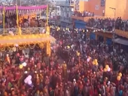 VIDEO: श्रीकृष्ण के नंदगांव में लट्ठमार होली में उमड़ी भीड़, देश विदेश से पहुंचे हजारों श्रद्धालु VIDEO: श्रीकृष्ण के नंदगांव में लट्ठमार होली में उमड़ी भीड़, देश विदेश से पहुंचे हजारों श्रद्धालु