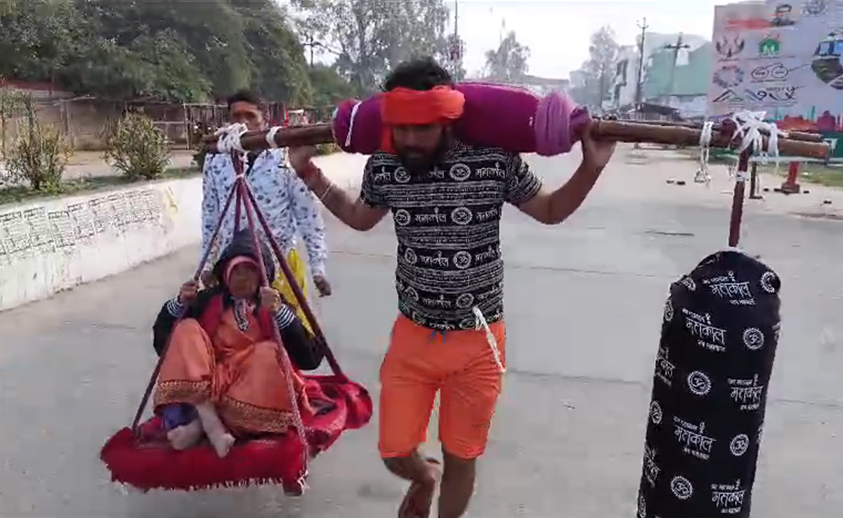 UP : 'कलयुग का श्रवण कुमार', मां को गंगा स्नान कराने के लिए कावड़ में लेकर निकला युवक