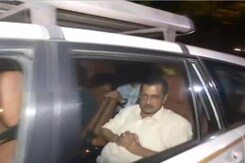 Arvind Kejriwal को अरेस्ट करके ED दफ्तर ले जाया गया, पहला वीडियो आया सामने Arvind Kejriwal को अरेस्ट करके ED दफ्तर ले जाया गया, पहला वीडियो आया सामने