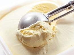 महिला ने ऑनलाइन मंगाई आइसक्रीम, खोला डिब्बा तो आइसक्रीम के अंदर निकला कनखजूरा