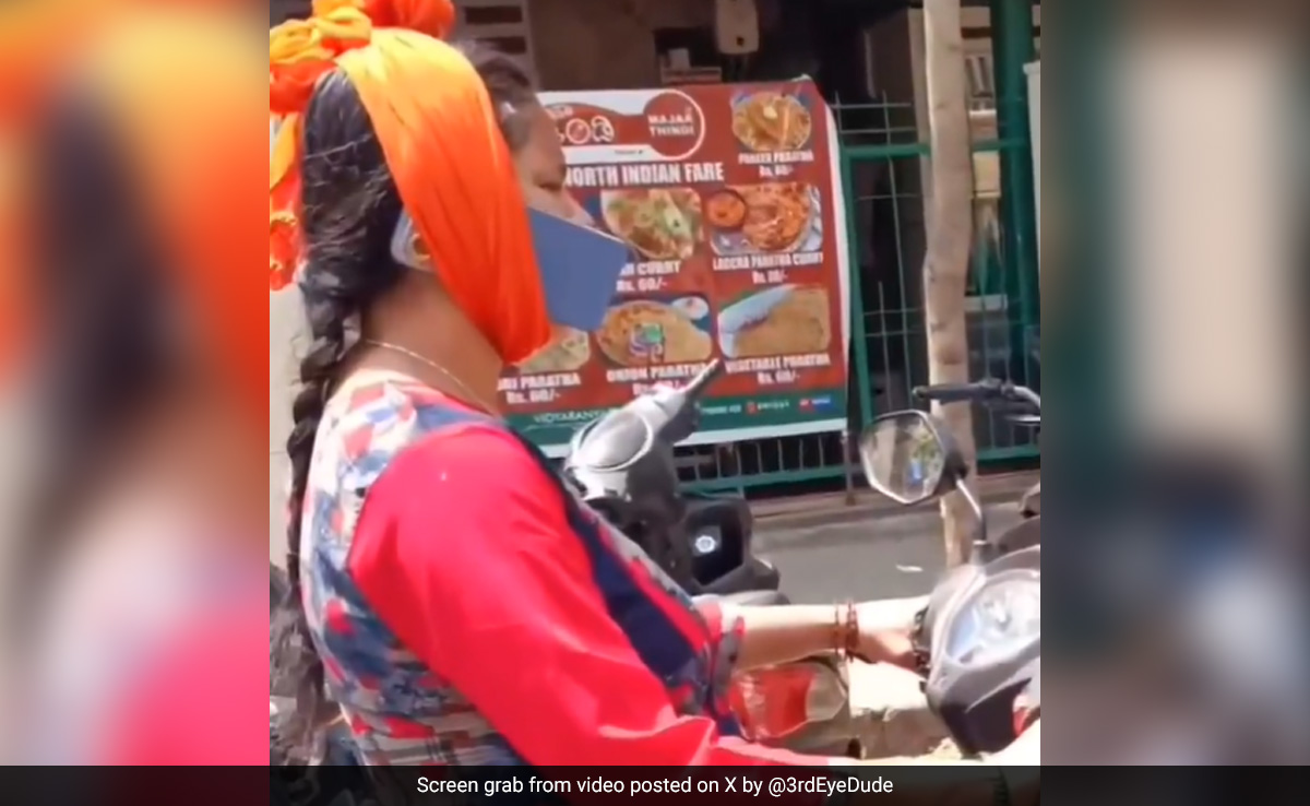 स्कूटी चलाते हुए मोबाइल पर बात करने के लिए महिला ने किया खतरनाक जुगाड़, वायरल Video देख फूटा लोगों का गुस्सा