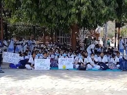 Gwalior: नर्सिंग की छात्राएं उतरीं सड़कों पर, एग्जाम कराने की मांग को लेकर दिया धरना