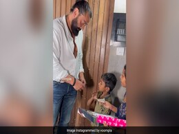 बॉबी देओल ने बच्चों को दिए 500 रुपये के दो नोट, फिर बच्चों ने जो कहा उसे सुन शरमा गए एनिमल के अबरार बॉबी देओल ने बच्चों को दिए 500 रुपये के दो नोट, फिर बच्चों ने जो कहा उसे सुन शरमा गए एनिमल के अबरार