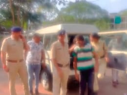 इंसानियत शर्मसार! ठीक से नहीं बना पाईं खाना तो दादी को पोते ने बीवी के साथ मिलकर बेरहमी से पीटा, VIDEO वायरल इंसानियत शर्मसार! ठीक से नहीं बना पाईं खाना तो दादी को पोते ने बीवी के साथ मिलकर बेरहमी से पीटा, VIDEO वायरल