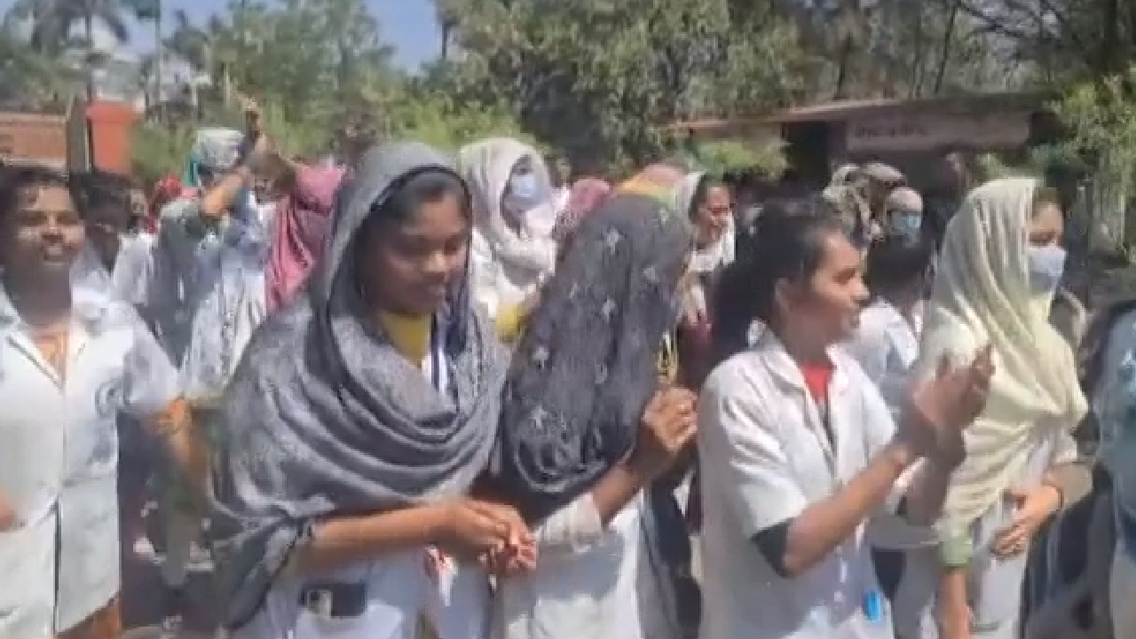 Burhanpur News: सड़कों पर उतरे नर्सिंग छात्र, 'परीक्षा नहीं, तो वोट नहीं'