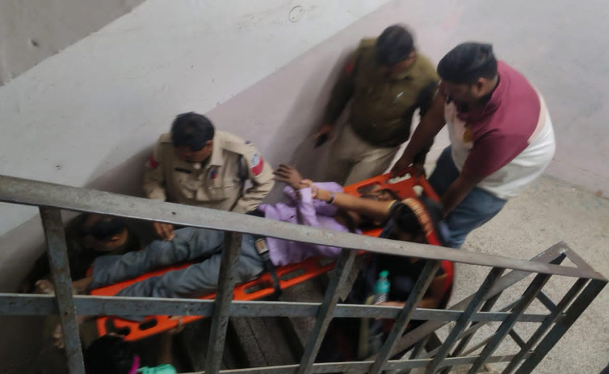 Tikamgarh: कलेक्ट्रेट पहुंचे किसान ने जहर खाकर की खुदखुशी की कोशिश, पत्नी बोलीं- तहसीलदार...&nbsp;