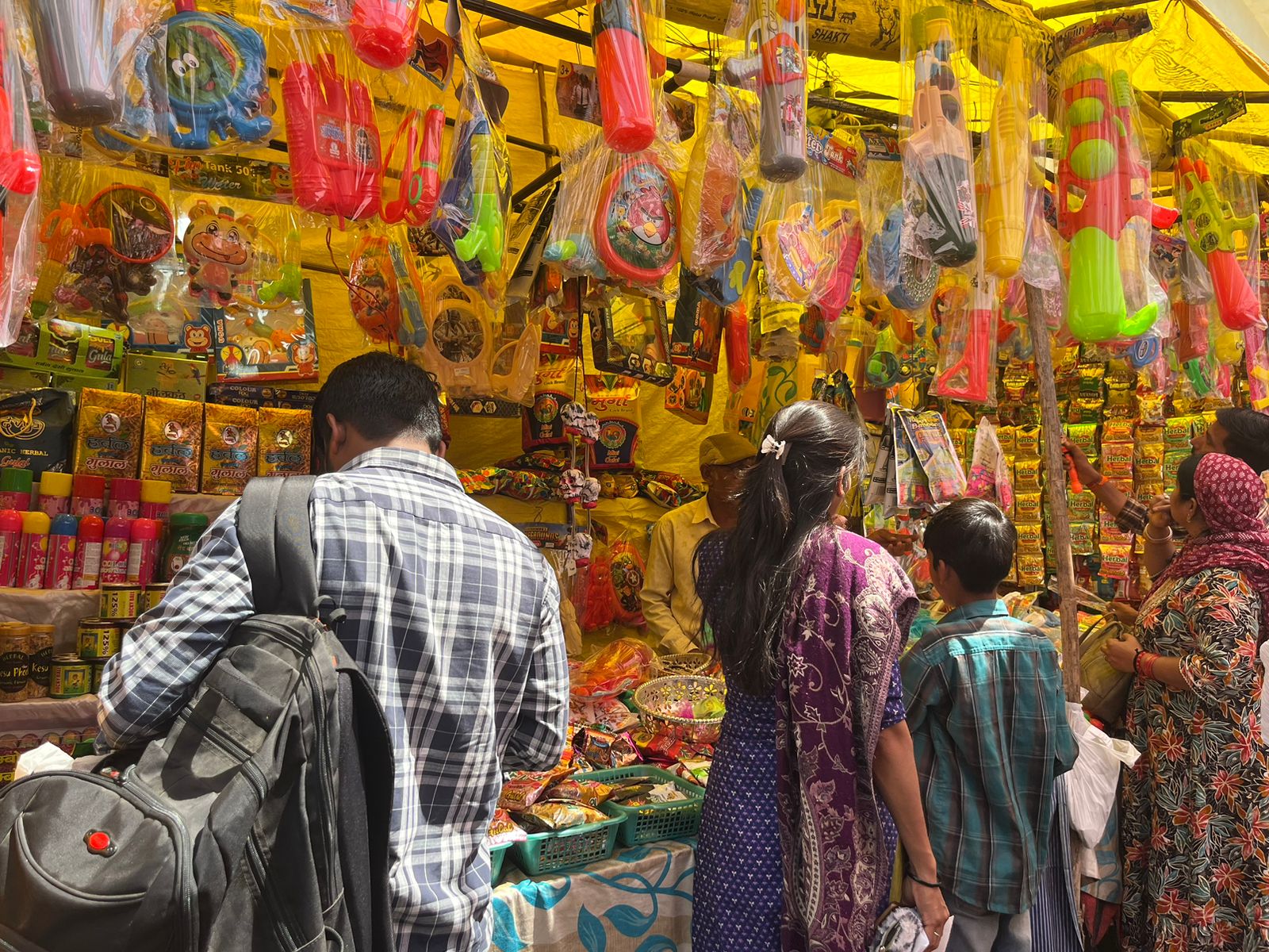 Holi के लिए तैयार राजधानी भोपाल, रंग-गुलाल, पिचकारी और तरह-तरह के मुखौटों से सजा बाजार