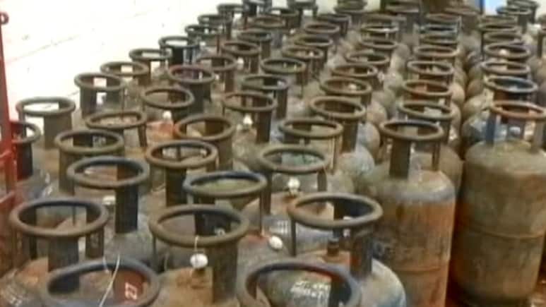 कॉमर्शियल सिलेंडर के बढ़े दाम, दिल्ली में 42 रुपये, कोलकाता में 53 रुपये 50 पैसे