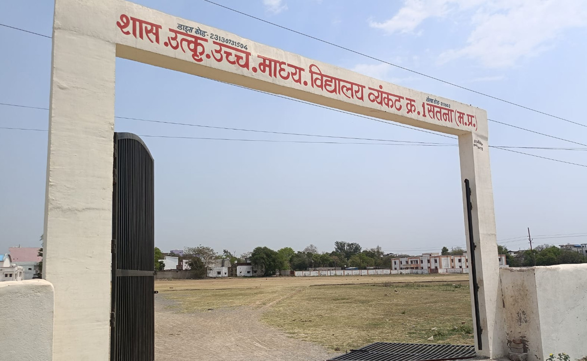 गजब का भ्रष्टाचार! Satna में 8 लाख की लागत से बना स्कूल गेट हवा के झोंके से गिरा, छह महीने भी नहीं चला गेट