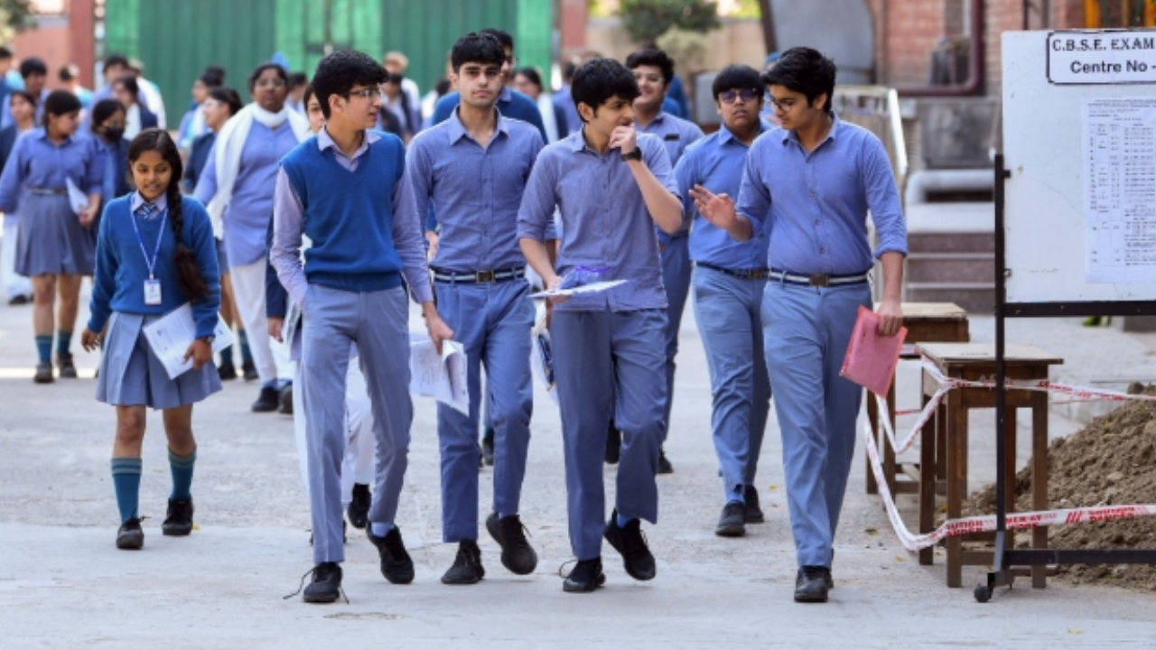 10वीं बोर्ड के पेपर में बड़ी लापरवाही, कहीं प्रश्न पत्र की सील खुली मिली