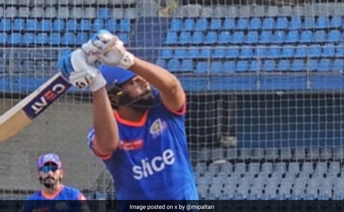 Rohit Sharma: पुल शॉट के बादशाह RO-HIT अब 'हेलीकॉप्टर शॉट' लगाकर लूट रहे महफिल, MI की जर्सी मे दिखाया नया अंदाज, Video