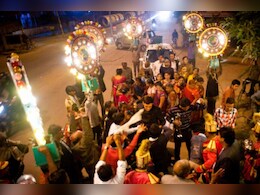 बैंड-बाजे के साथ जा रही थी बारात, तभी अचानक दूल्हे के पिता की हो गई मौत, मातम में बदली शादी की खुशियां बैंड-बाजे के साथ जा रही थी बारात, तभी अचानक दूल्हे के पिता की हो गई मौत, मातम में बदली शादी की खुशियां