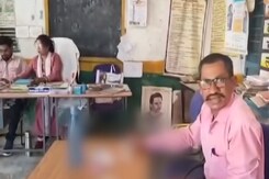 स्कूल में महिला टीचर के सामने शराब  पीने लगा शिक्षक, वीडियो वायरल स्कूल में महिला टीचर के सामने शराब  पीने लगा शिक्षक, वीडियो वायरल