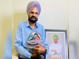सिद्धू मूसेवाला के छोटे भाई से मिलने पहुंचे गुरदास मान, माता-पिता को दी बधाई सिद्धू मूसेवाला के छोटे भाई से मिलने पहुंचे गुरदास मान, माता-पिता को दी बधाई